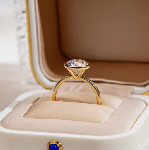 Bague de fiançailles à lunette ronde