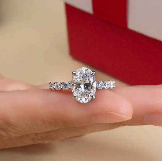 Bague de fiançailles solitaire ovale à griffes partagées
