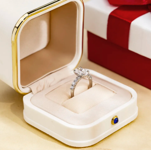 Bague de fiançailles solitaire ovale à griffes partagées