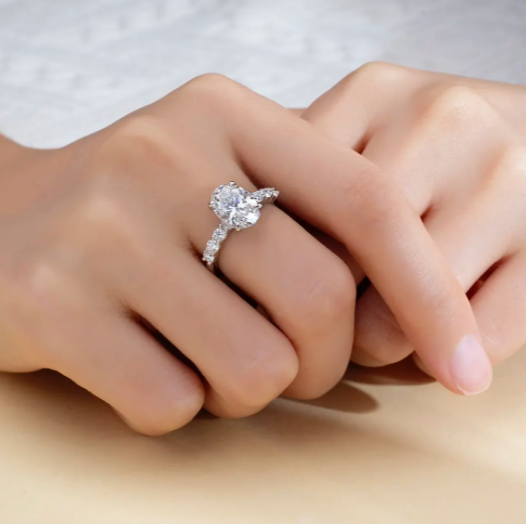 Bague de fiançailles solitaire ovale à griffes partagées