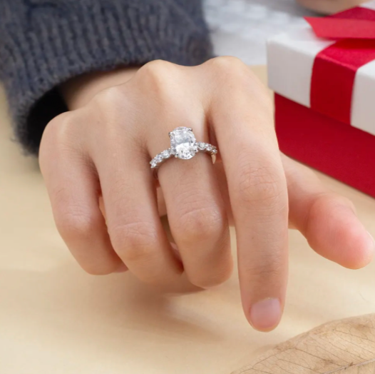 Bague de fiançailles solitaire ovale à griffes partagées