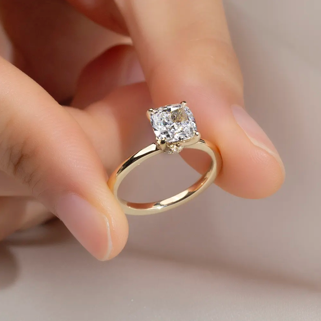 Bague de fiançailles solitaire coussin