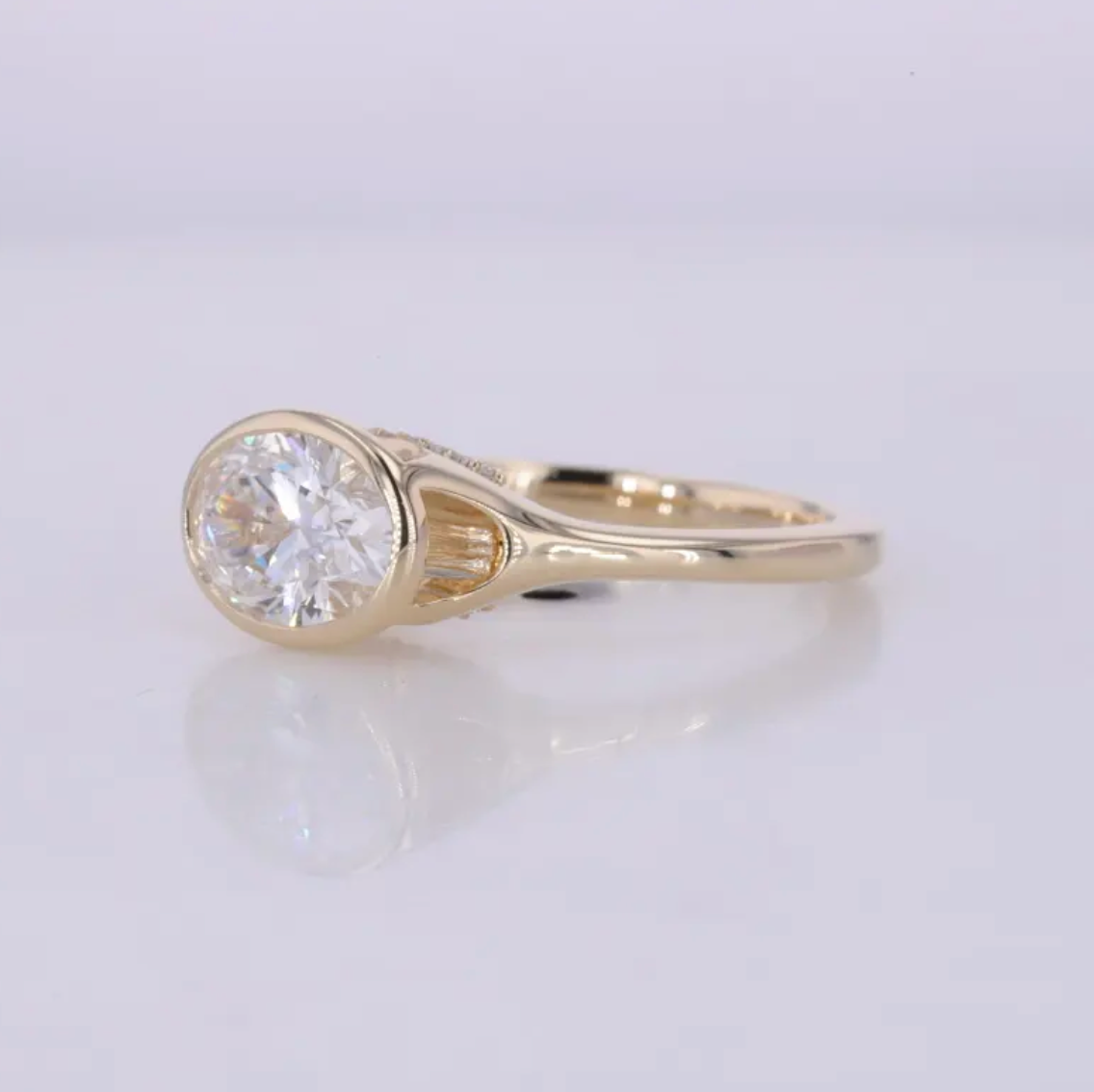 Bague de fiançailles à lunette ovale