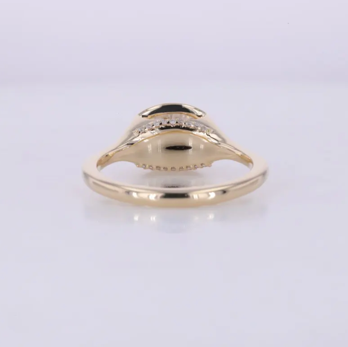 Bague de fiançailles à lunette ovale