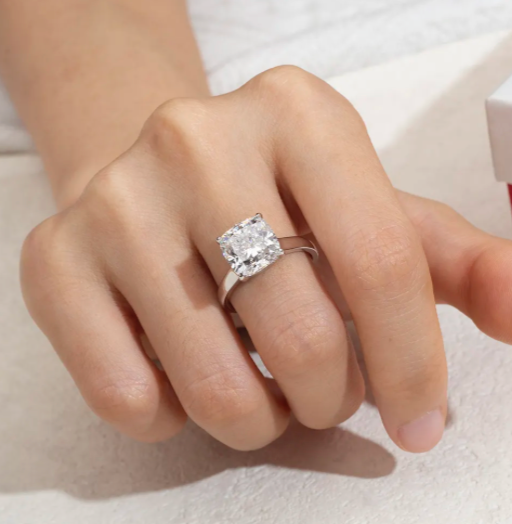 Bague de fiançailles solitaire coussin