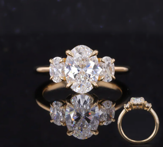 Bague de fiançailles ovale à trois pierres