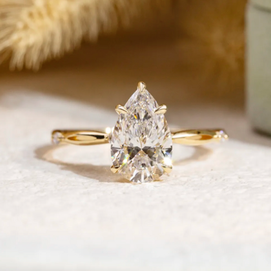 Bague de fiançailles solitaire en forme de poire
