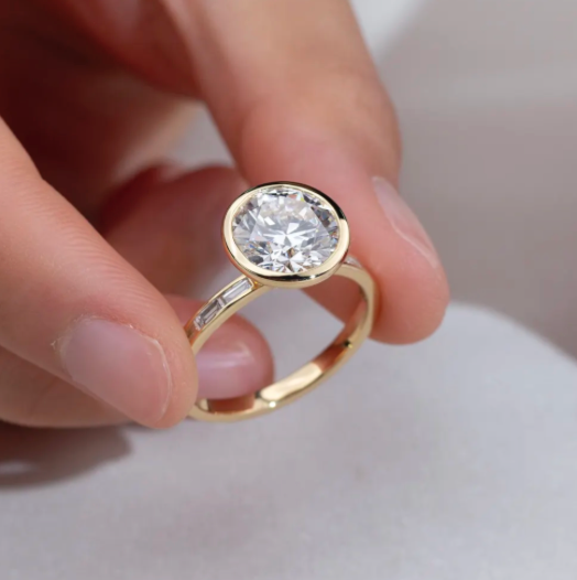 Bague de fiançailles à lunette ronde