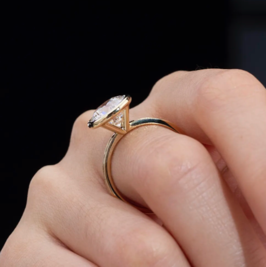 Bague de fiançailles à lunette ronde
