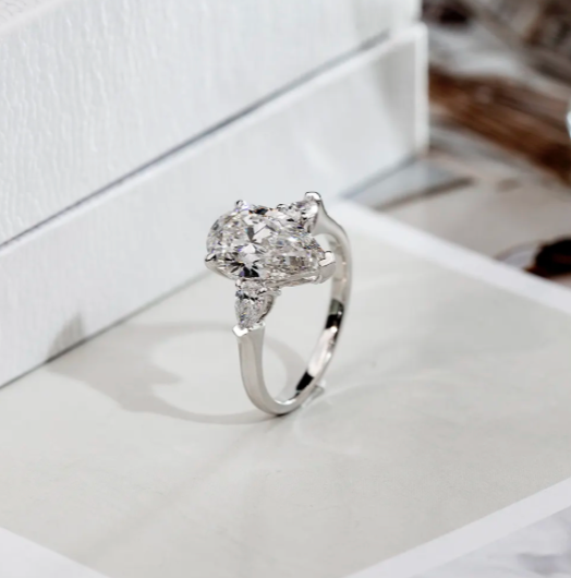 Bague de fiançailles à trois pierres en forme de poire