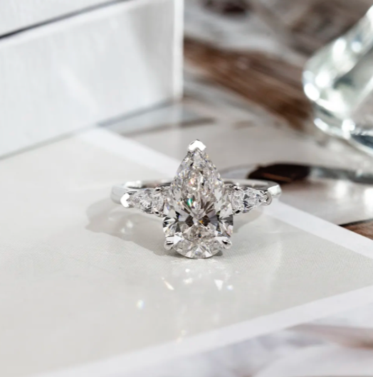 Bague de fiançailles à trois pierres en forme de poire