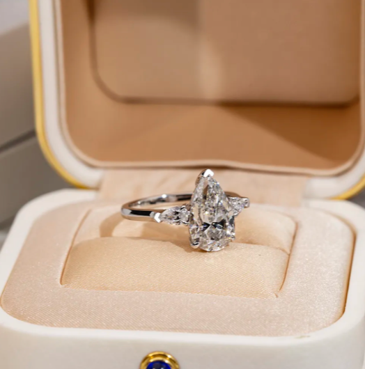 Bague de fiançailles à trois pierres en forme de poire