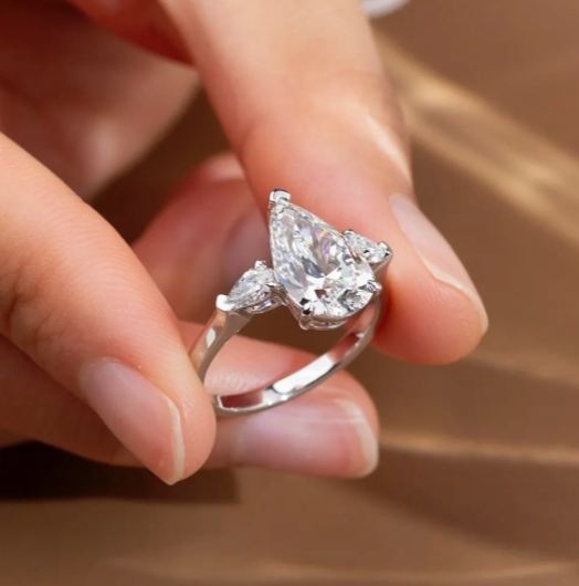 Bague de fiançailles à trois pierres en forme de poire