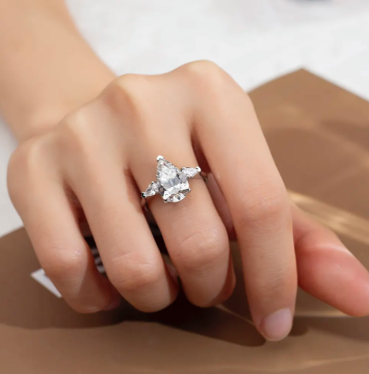 Bague de fiançailles à trois pierres en forme de poire