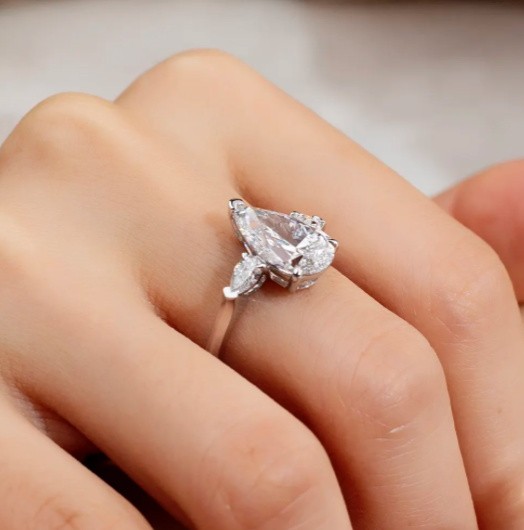 Bague de fiançailles à trois pierres en forme de poire