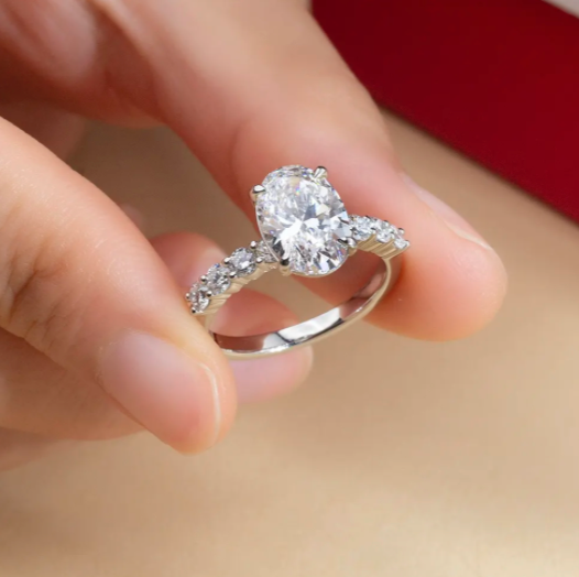 Bague de fiançailles solitaire ovale à griffes partagées