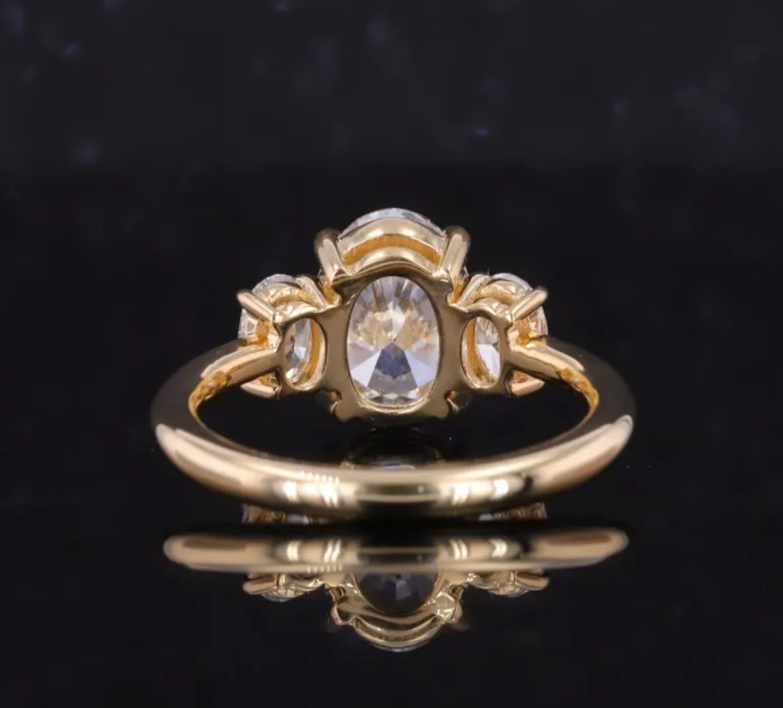Bague de fiançailles ovale à trois pierres