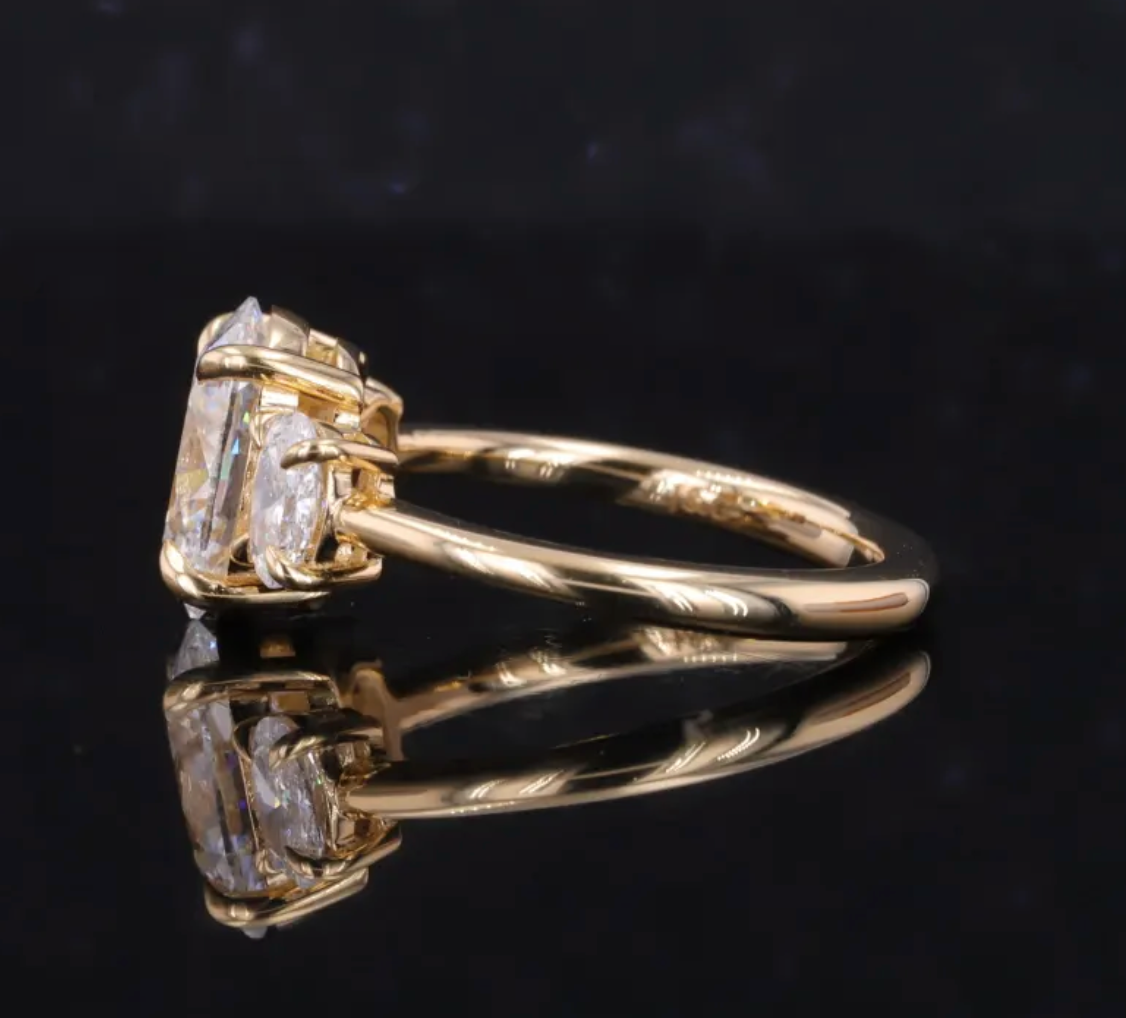 Bague de fiançailles ovale à trois pierres