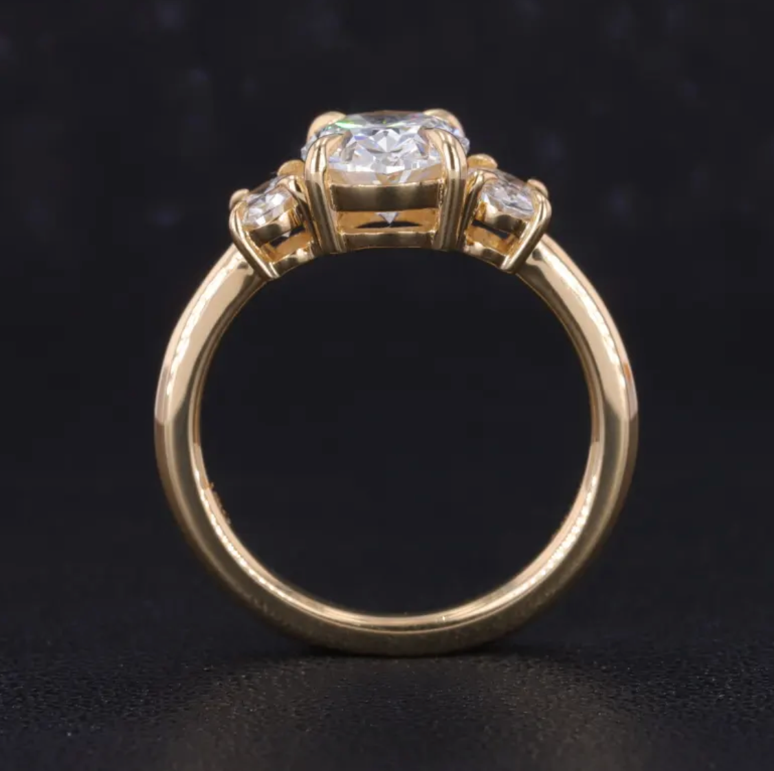 Bague de fiançailles ovale à trois pierres