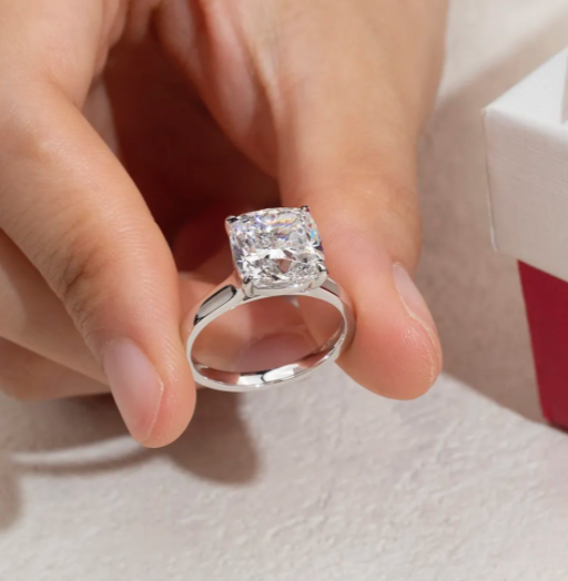 Bague de fiançailles solitaire coussin